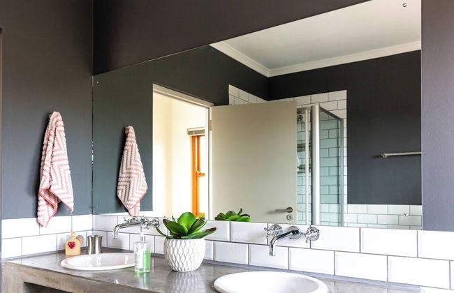 Serene Langebaan Getaway With Garden Views - Photo 22