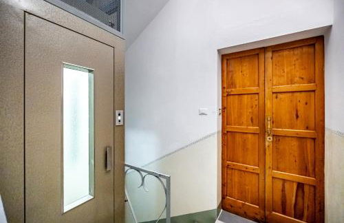 YD Bright 2-Bedroom Retreat with Elevator - Photo 23