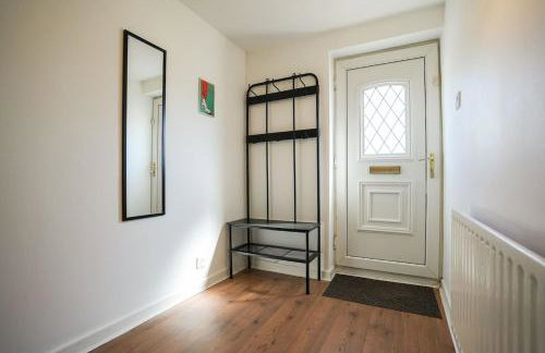 Stupton House, Large 3 Bed House that Sleeps 8 with Full Size Pool Table & FREE Parking - Hosted by Stay Host Save - Foto 39