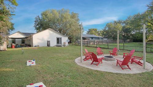 LaTexienda - 7min to A&M - Firepit - Volleyball - BBQ - Foto 3, sunbed, Garden view