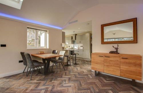 Hunters Cottage - Luxury, high end, hot hub, AC, slipper bath, couples retreat - Photo 16