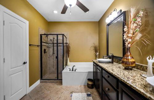 Luxury & Highly furnished upscale w Patio & Garage - Foto 15