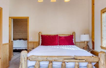 Pinetree Place by Avantstay Group Cabin w/ Hot Tub Minutes to the Lake - Photo 50