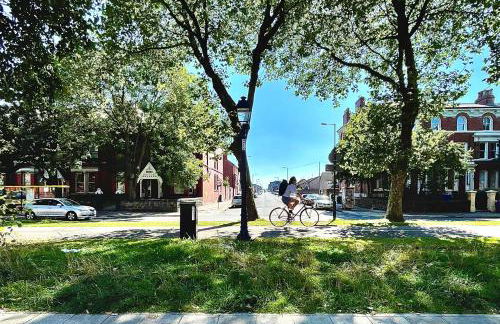 AdeamStays provides Beautiful centrally located 1 and 2 bed apartments on Liverpools Boulevard - Foto 16