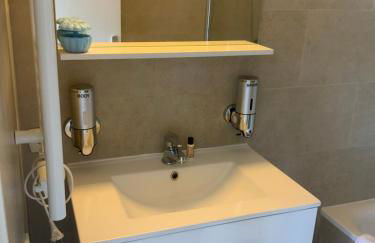 Cannes Marina Résidence Le Surcouf - Studio de 28m2 au 10ème étage avec piscine, terrasse, parking, vue montagne et port : Mandelieu-La Napoule - Foto 12