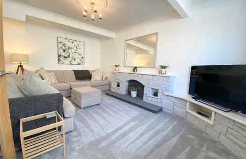 Modern 4-bed Cottage Llanwrst Town Centre & Parking - Snowdonia! near Betws-y-Coed - Photo 1