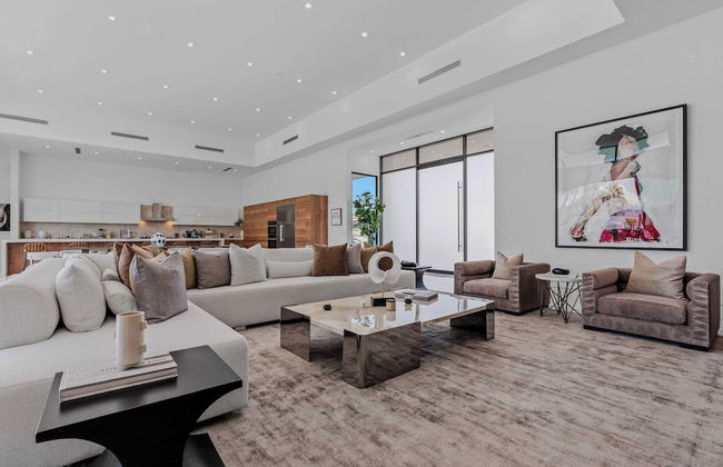 Fine Luxe Retreat w/ Pool & Hot Tub Bravo Villa #15 by Avantstay - Photo 21