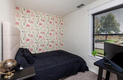 Spacious 9BR Home Ideal for Groups Near Downtown - Foto 10