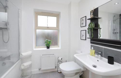 Spacious Home For Contractors,Families,Groups, Sleeps 10, Free Parking - Foto 9