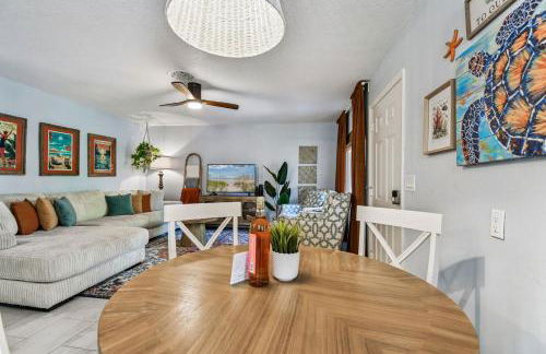 Luxury Home with Hot Tub & Outdoor Oasis blocks from the Beach - Foto 30