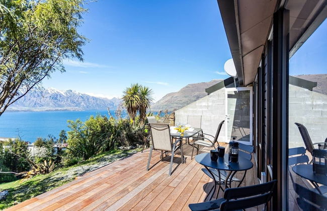 Amazing Lake View Spacious Townhouse with Parking - Photo 19