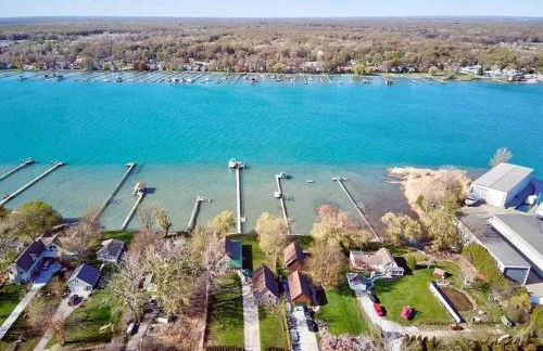 Newer Cottage on the Lake, ample space for boats - Foto 6