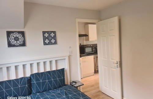 The Reading apartment with gardens, suitable for contractors - Photo 9