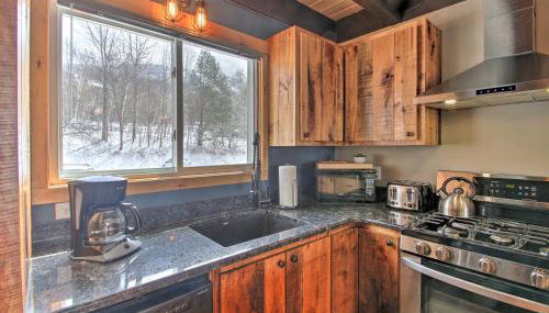 Slopeside Burke Mtn Condo with Amenity Access! - Foto 5