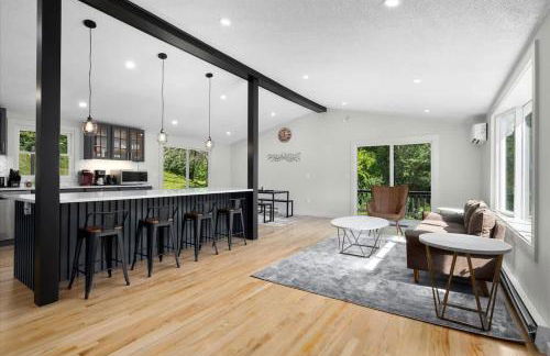 *NEW* Large Backyard ~ Game Room ~ Firepit ~ Lake - Foto 1