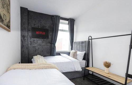 Midnight Manor Cinema Room, Fast WiFi, Ideal for Short & Long Stays - Foto 5