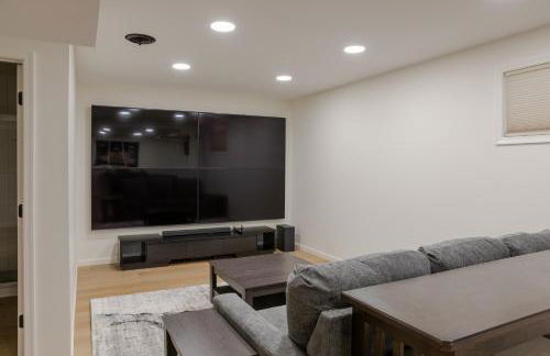 Large Luxury Home with Media Room and Game Room - 10 mins to Campus & Stadium - Foto 71