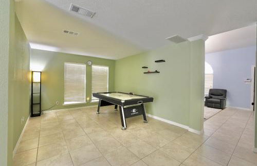 Gorgeous 4 bedroom 2,5 bath Home with Heated Pool, Spa & Game Room close to DFW Airport - Photo 22