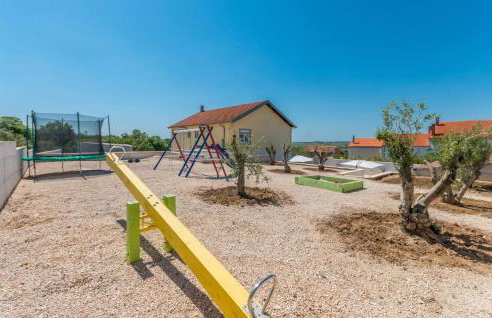 Gorgeous Home In Nadin With Wifi - Photo 17