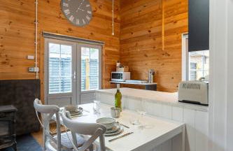 Walliswood Lodge - Wood Burner, Air Con & Wi-fi, Rural Retreat - Foto 45