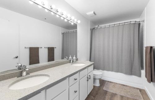 Modern Historic Loft 19ft Ceilings, Gym, Heated Parking, Skyline Views, Balcony - Foto 14