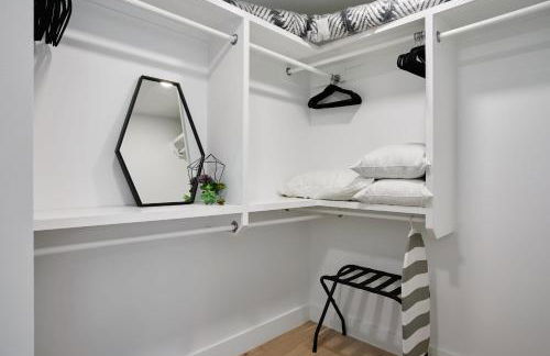 Stylish 3 Bed Retreat, Rooftop, Parking, Sleeps 10, Ensuite Baths, Bunk Room, Gourmet Kitchen, Cozy Living Space, Rooftop Views & Fire Table, Near Downtown, Distilleries & Marathon Village, 24 Hr Hospitality - Foto 21