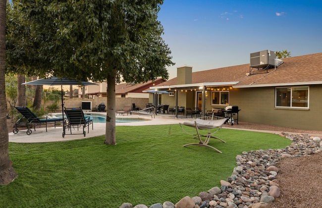 Modern and Stylish Remodeled 4 Bdrm w/ HTD Pool! - Foto 22