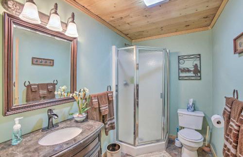 Resort Cabin with Fire Pit Golf, Hike and Play! - Foto 14