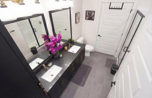 Downtown Dallas ELLUM OASIS with Balcony, Pool, Rooftop Deck, Gym, Queen Bed, King Sleeper Sofa, 2 Twin Sleeper Chairs, and Parking Garage - Foto 12