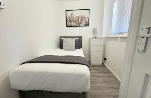 The Cozy Hideaway - 2 Bedroom apartment with garden in Orpington with free Parking - Photo 3