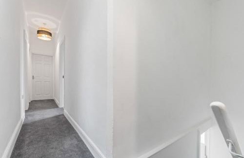 Stylish 4Bed Executive Stay WiFi and Parking - Photo 41