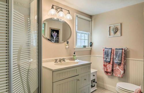 Cape Cod Cottage with Deck, Grill, and Games! - Foto 23