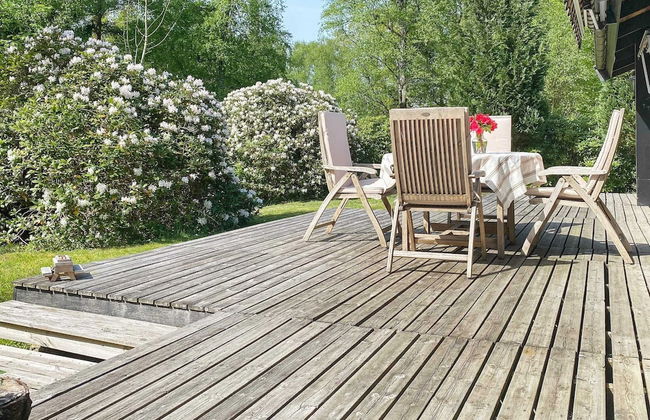 Charming Lakeside Cottage Getaway - Photo 33