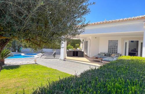 Beautiful 4-Bedroom Villa with Garden and Pool - Foto 6