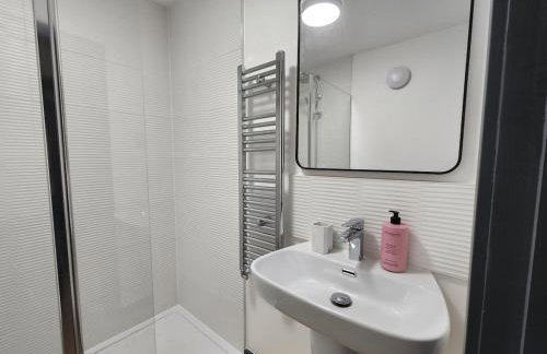 Elegant 2-Bed Apartment with AC, Sleeps 6, Free Parking, Netflix, WiFi, New build - Photo 24