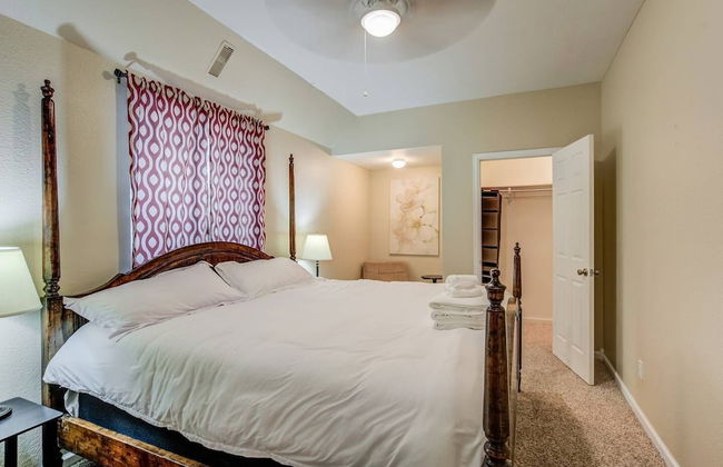 Pet-friendly 4 BR Family Stay Near Downtown - Foto 7