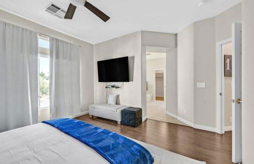 Stunning 4BR Getaway w Pool, Hot Tub, & Firepit - Foto 13