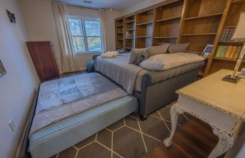 Large Luxury House, King Beds and More, Hot Tub, Theater, Fireplace, Game Room, Ping-pong, Pool Table, Air Hockey, Arcade, River, Big Kitchen, Nice Porch, Quiet, Good for Families and Large Groups, Near UGA Golf Course, Close to UGA & Stanford Stadium - Photo 16