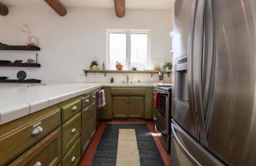 Desert Lily - Sunrise Suite with private hot tub and shared pool - Foto 26