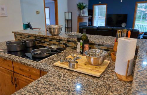 Serene Rustic Retreat with Lake - Foto 21