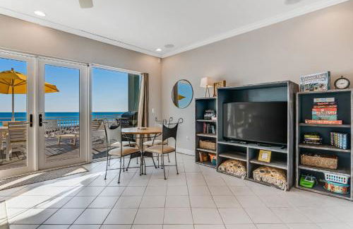 Dog-friendly beachfront dream with a wet bar & two furnished balconies - Foto 10