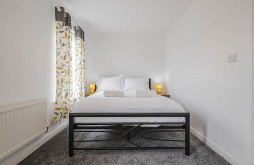 Charming House with Free Parking - Photo 15