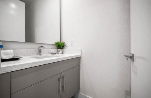 1 mi from Tennis Garden - Corn hole - Pool Access - Foto 12