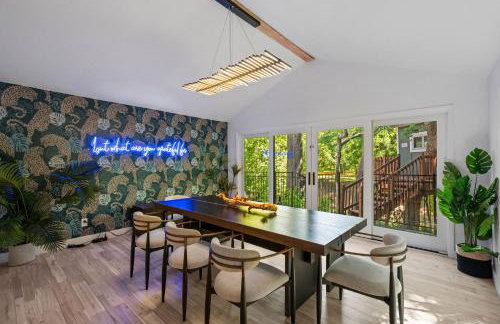 Garland Treehouse Villa: Patio Feasts & Creekside by Vacation Your way - Foto 14