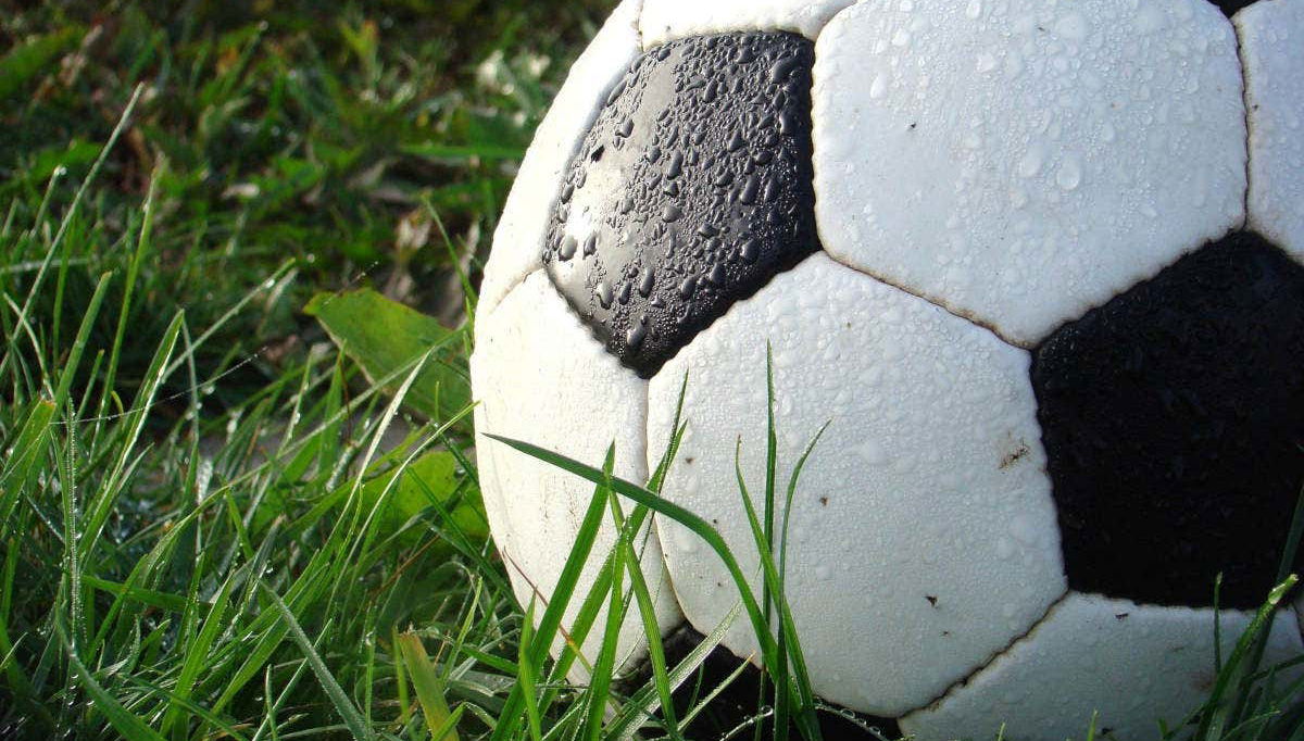 Balón de fútbol en un terreno de juego de Rosario