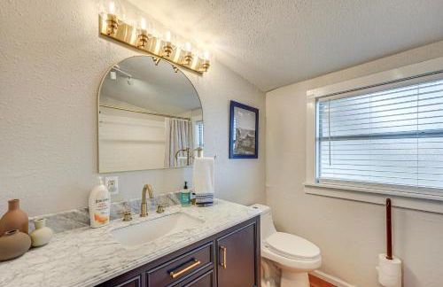 Walk to Main Street Cottage with Deck in Bandera! - Foto 11