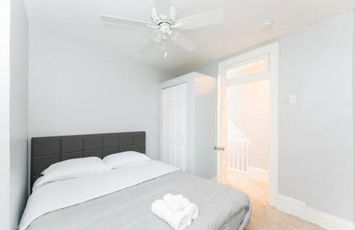 TWO town homes! 6 Bedrooms, 2 King beds, Walk to Eats - Foto 22