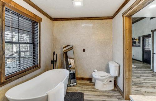 Serene Couples Getaway with Mtn Views in Bedford! - Foto 12