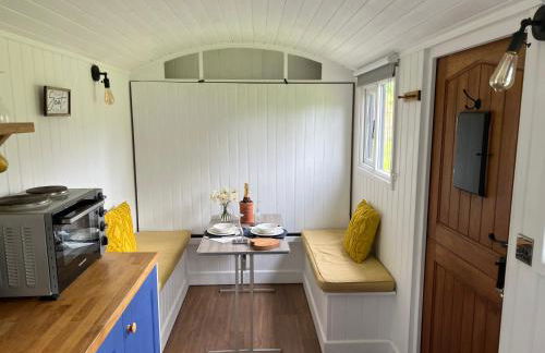 Shepherds Hut with Hot Tub - Foto 8