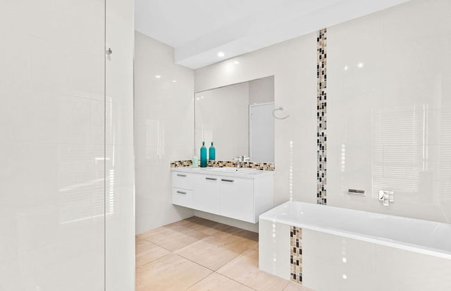 Clifftop Family Retreat With Views Pool - Foto 26